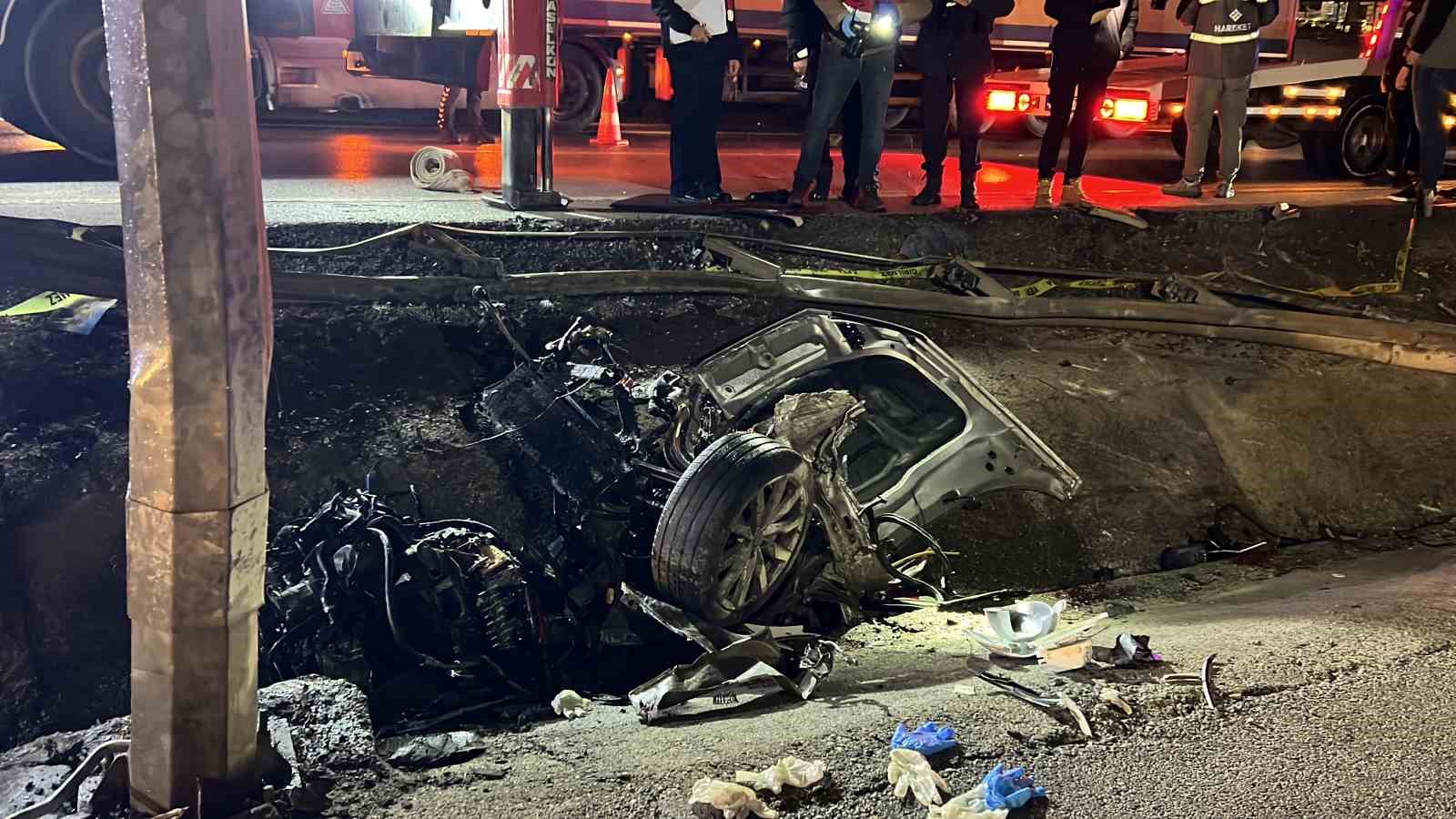 ÇANAKKALE’DE MEYDANA GELEN TRAFİK KAZASINDA OTOMOBİL PARAMPARÇA OLURKEN, İKİ GENÇ İSE HAYATINI KAYBETTİ.