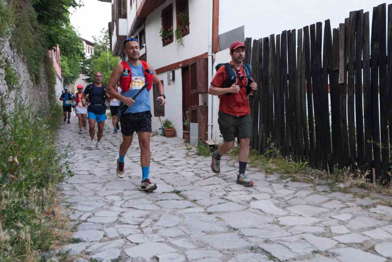 Farklı ülkelerden sporcular Safranbolu'nun tarihi sokaklarında yarışıyor