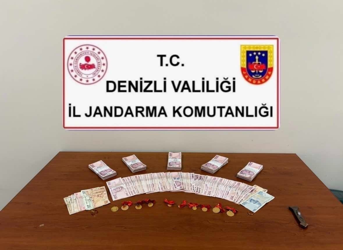 DENİZLİ İL JANDARMA KOMUTANLIĞI EKİPLERİ, YAŞLI VATANDAŞLARI TELEFONLA ARAYARAK KENDİLERİNİ KAMU PERSONELİ OLARAK TANITIP YAKLAŞIK 4.400.000 TL DOLANDIRAN 7 ŞÜPHELİYİ, ELE GEÇİRDİKLERİ ZİYNET EŞYALARIYLA BİRLİKTE SUÇÜSTÜ YAKALADI.