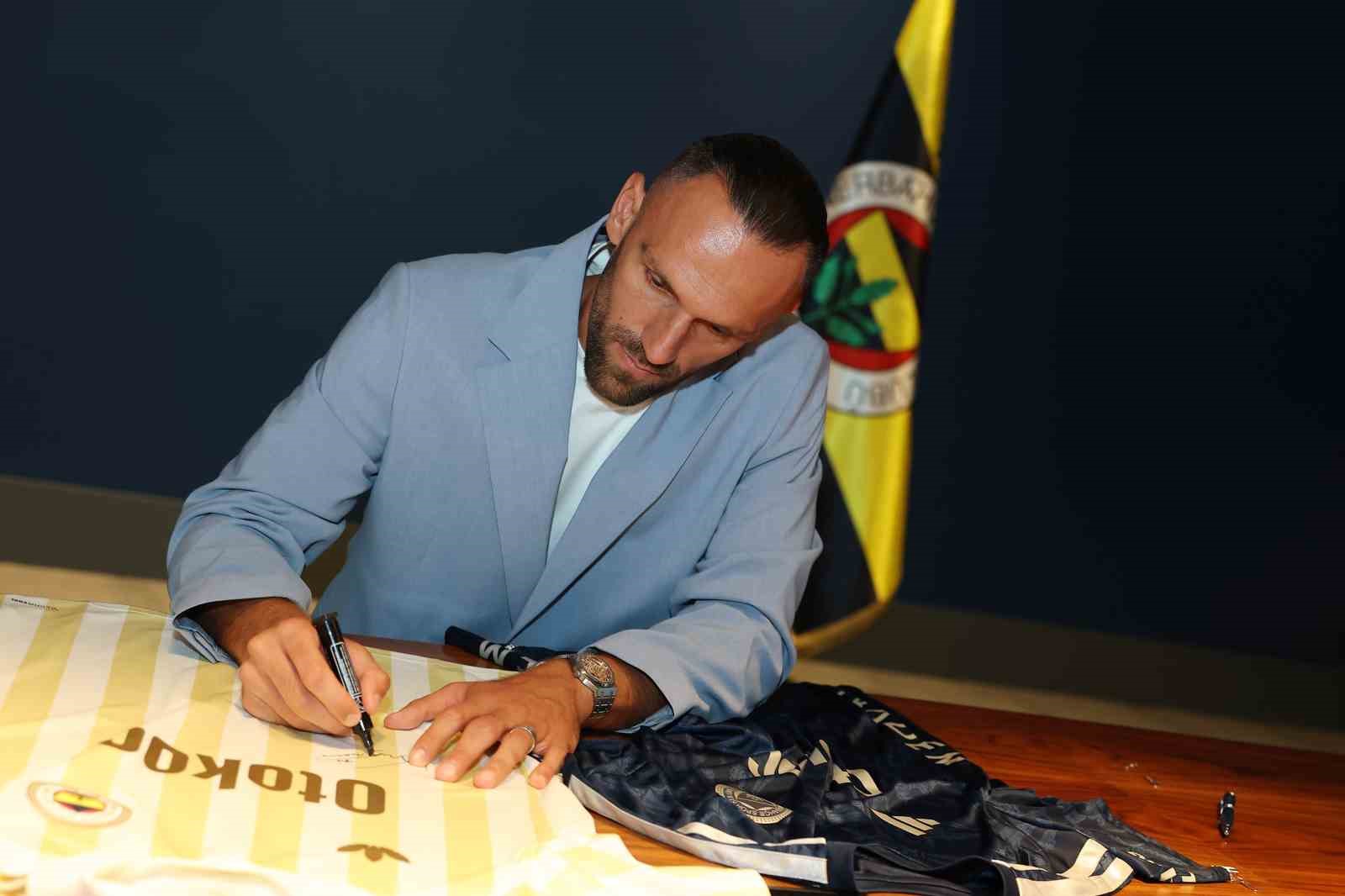 Fenerbahçe, Vedat Muriqi ile 3 yıllık sözleşme imzaladı