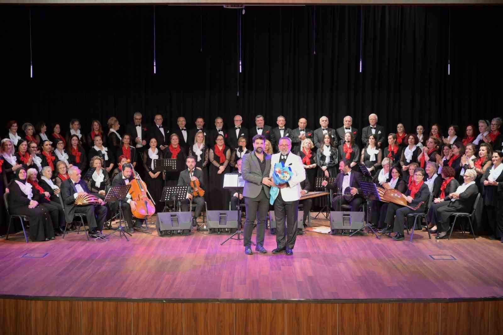 ESENYURT BELEDİYESİ'NCE CUMHURİYET'İN KURULUŞUNUN 103. YIL DÖNÜMÜ DOLAYISIYLA DÜZENLENEN KONSERDE, KLASİK TÜRK MÜZİĞİ TOPLULUĞU BİRBİRİNDEN GÜZEL ESERLERİ SESLENDİRDİ.