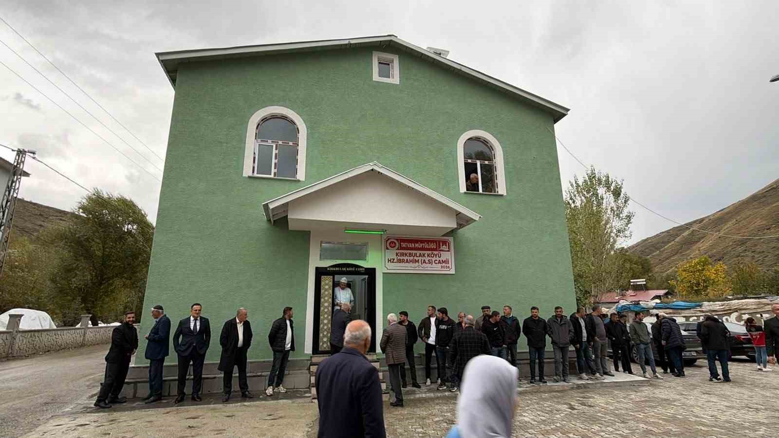 BİTLİS’İN TATVAN İLÇESİNE BAĞLI KIRKBULAK KÖYÜNDE, HAYIRSEVERLERİN DESTEĞİYLE YAPIMI TAMAMLANAN CAMİ DÜZENLENEN TÖRENLE İBADETE AÇILDI.