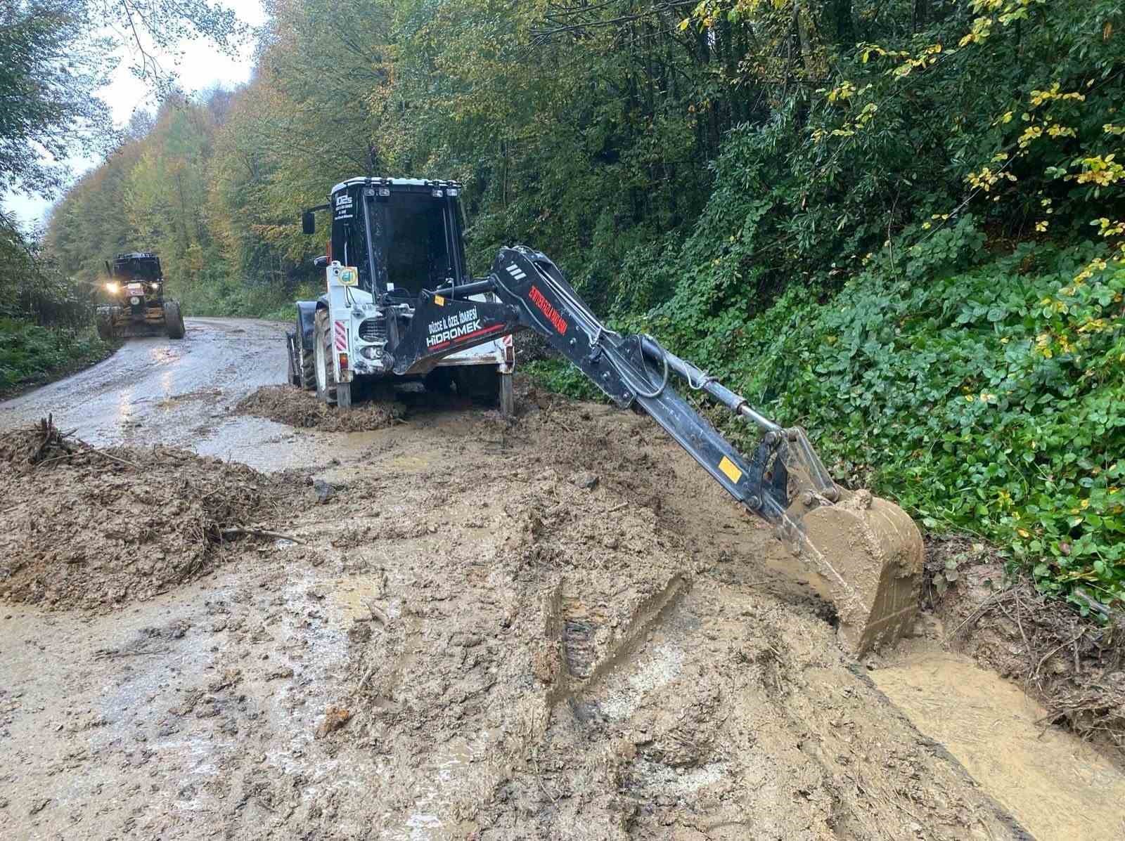 DÜZCE İL ÖZEL İDARESİ EKİPLERİ, KAYNAŞLI İLÇESİNDE YAĞMUR SULARININ TAHLİYESİNİ KOLAYLAŞTIRMAK VE YOL GÜVENLİĞİNİ ARTIRMAK AMACIYLA SU KANALLARININ TEMİZLİĞİNİ TAMAMLADI.