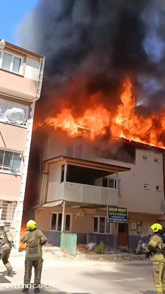 Bursa'da 3 katlı binanın çatısı alevlere teslim oldu