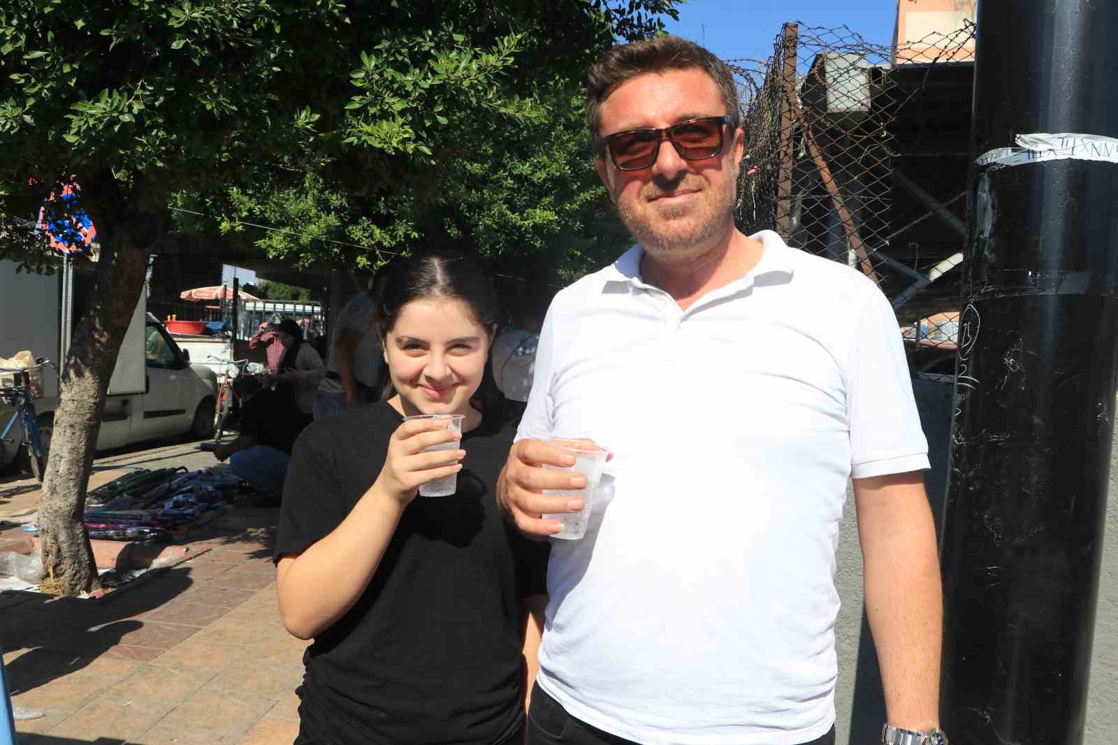 ADANA'DA 35 YILDIR EL YAPIMI GAZOZ HAZIRLAYIP SATAN 61 YAŞINDAKİ HACI ALYAPUT, GELENEKSEL GAZOZ YAPIMINI YAŞATMAYA ÇALIŞIYOR.