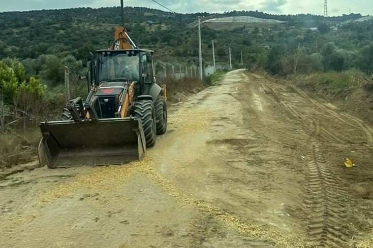 EFELER’DE HASAR GÖREN TARIM ARAZİ YOLLARI AÇILIYOR