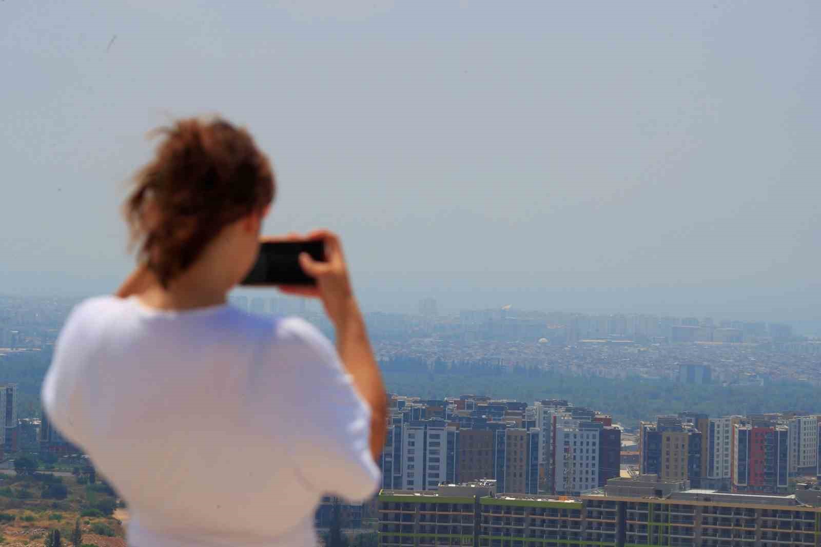 Antalya'da nem yüzde 86'lara ulaştı, kentin üzeri nem bulutları ile kaplandı