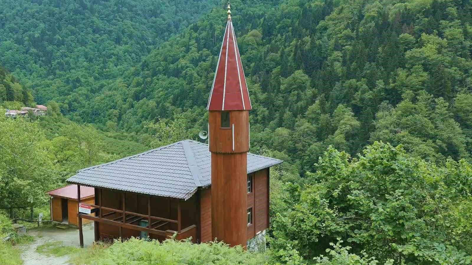 Camili Havzası’ndaki 175 yıllık ahşap cami babadan oğula korunuyor