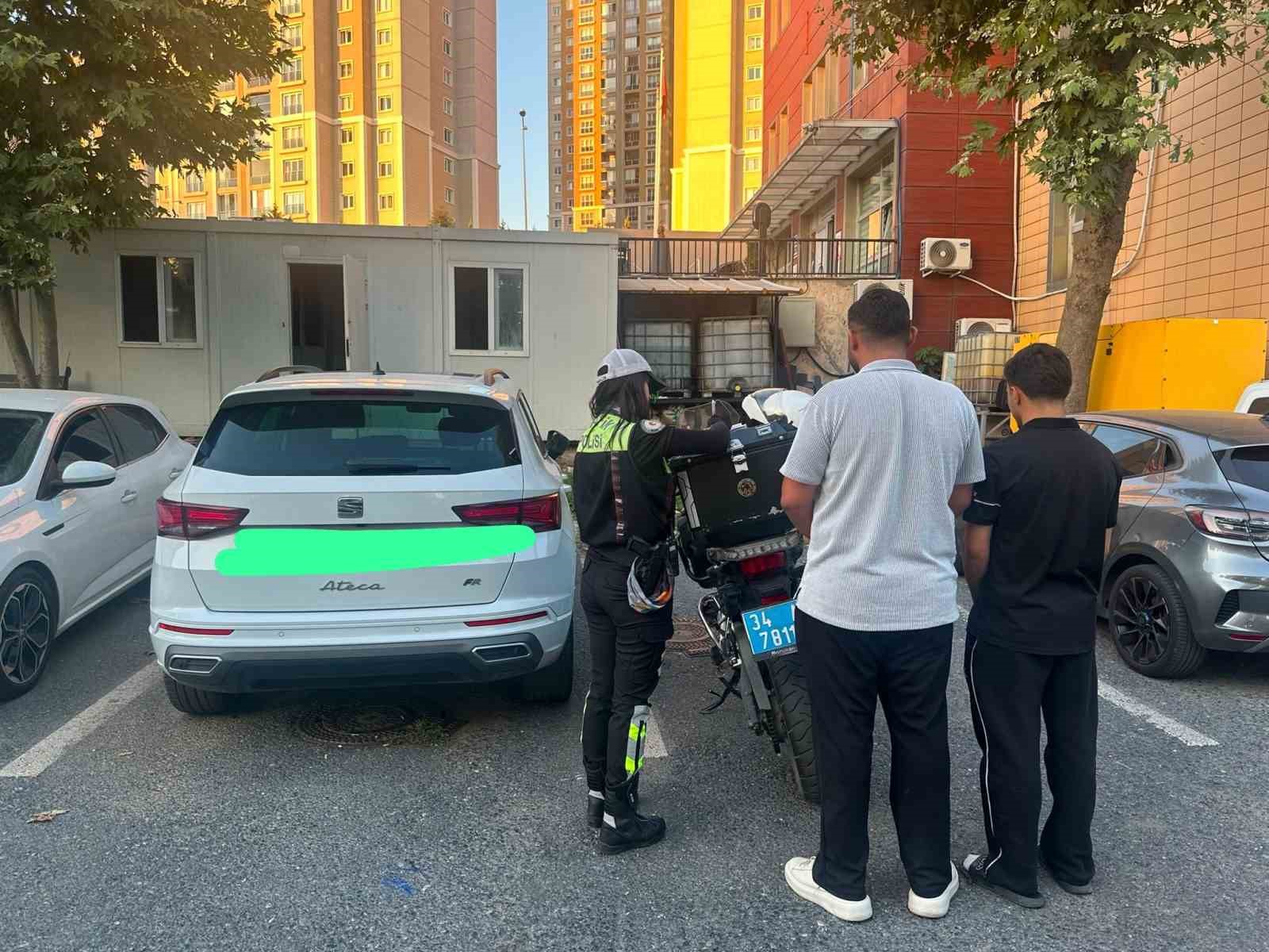 Başakşehir’de yolcu seyir halindeki otomobilden sarktı: Görüntüler sosyal medyada yakalattı