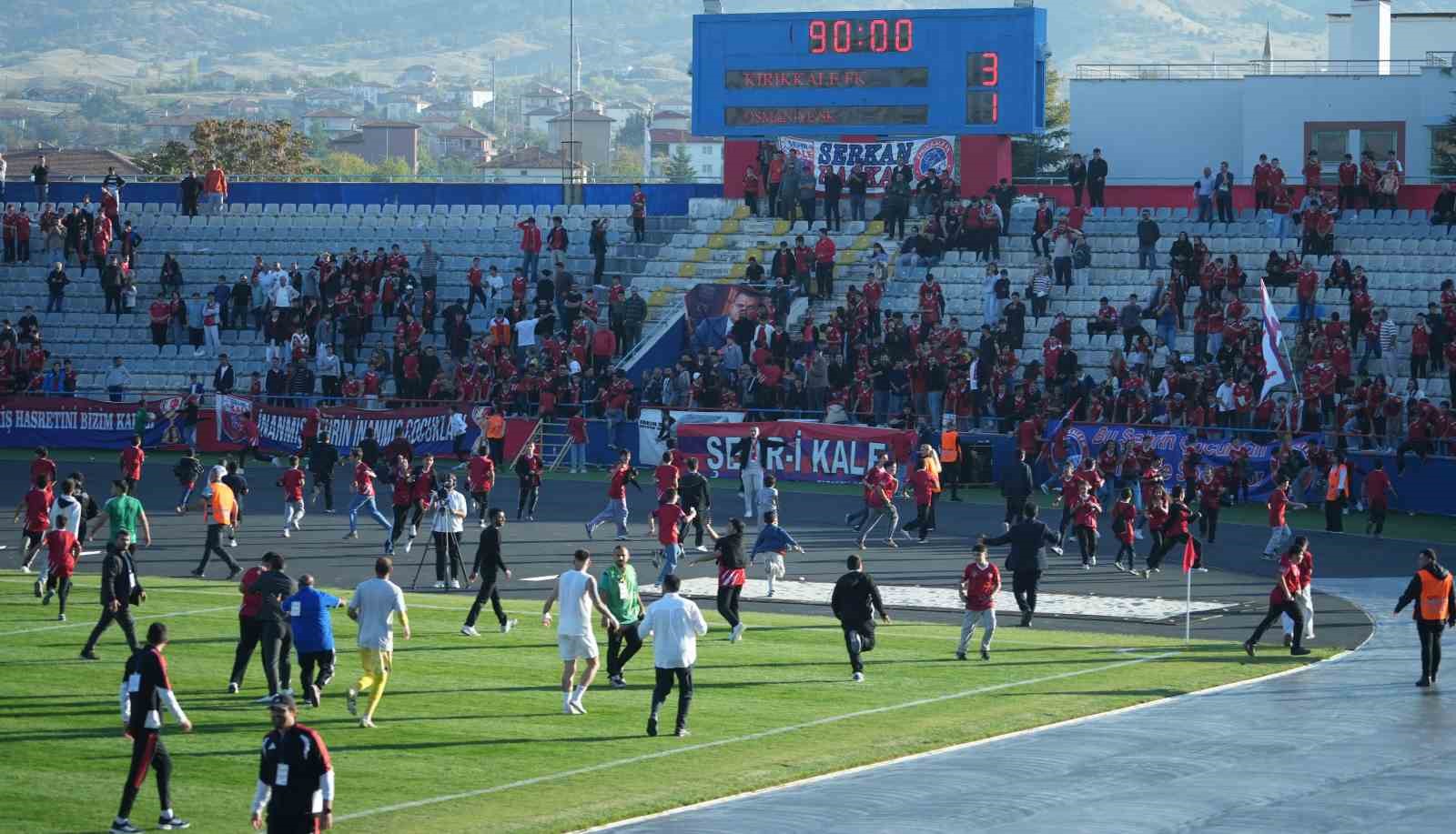 KIRIKKALE FK'NIN AYOS OSMANİYESPOR'U 3-1 MAĞLUP ETTİĞİ KARŞILAŞMADA, ÜÇÜNCÜ GOLÜN ARDINDAN SEVİNÇLERİNE HAKİM OLAMAYAN ÇOCUK TARAFTARLARIN SAHAYA GİRMESİYLE YAŞANAN OLAYLAR SONRASI KULÜBE 35 BİN LİRA PARA CEZASI VERİLDİ