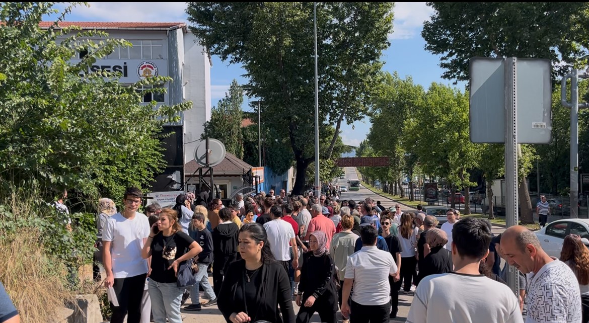 10 saniyeyle hayalleri kapıda kaldı: YKS’ye geç kalan öğrencinin üzüntüsü kameraya yansıdı