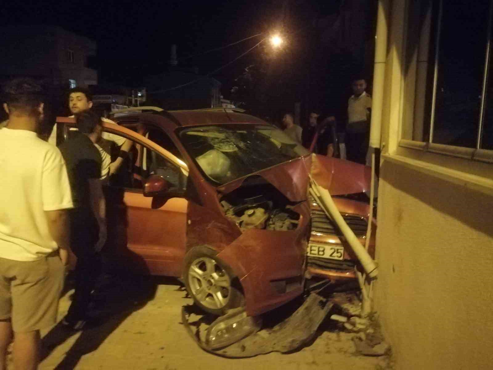 Kapaklı'da alkollü sürücü bina duvarına çarptı: 2 yaralı