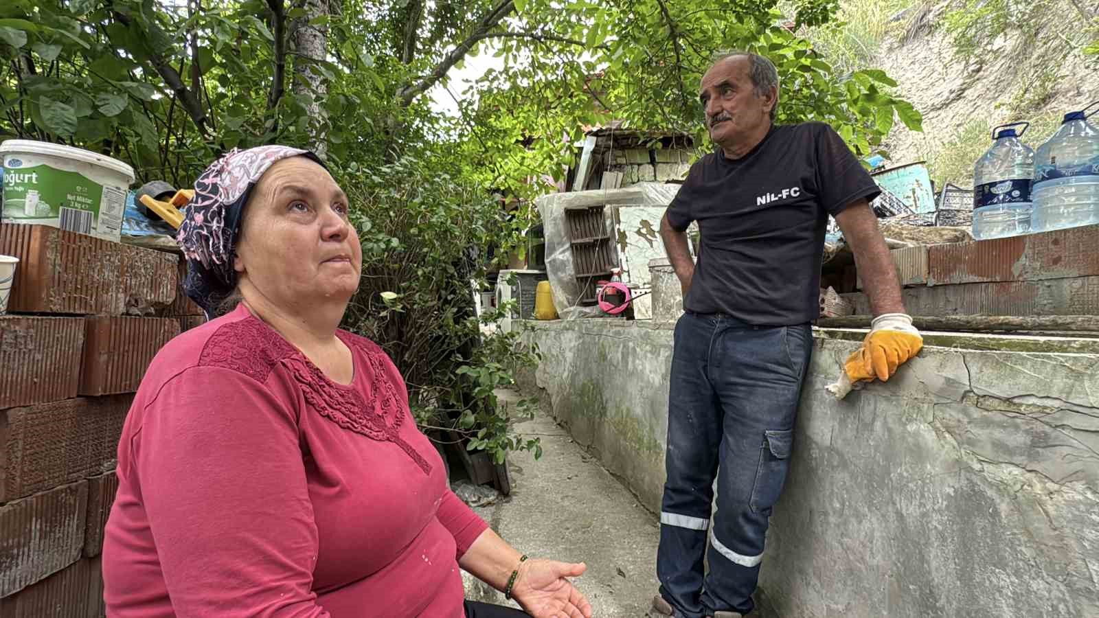 Heyelanda kaya parçalarının isabet ettiği ev hasar gördü
