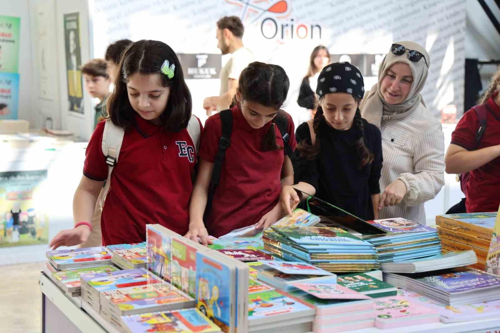 Öğrenciler Kocaeli Kitap Fuarı'nda kitapların dünyasını keşfediyor