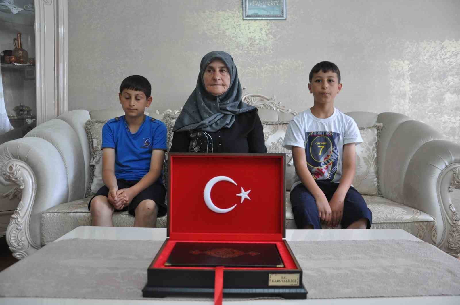 Kars'ta duygulandıran bayrak sevgisi: Aynı aileden iki kuşak, 7 yıl arayla valilik önünde Türk bayrağını öptü