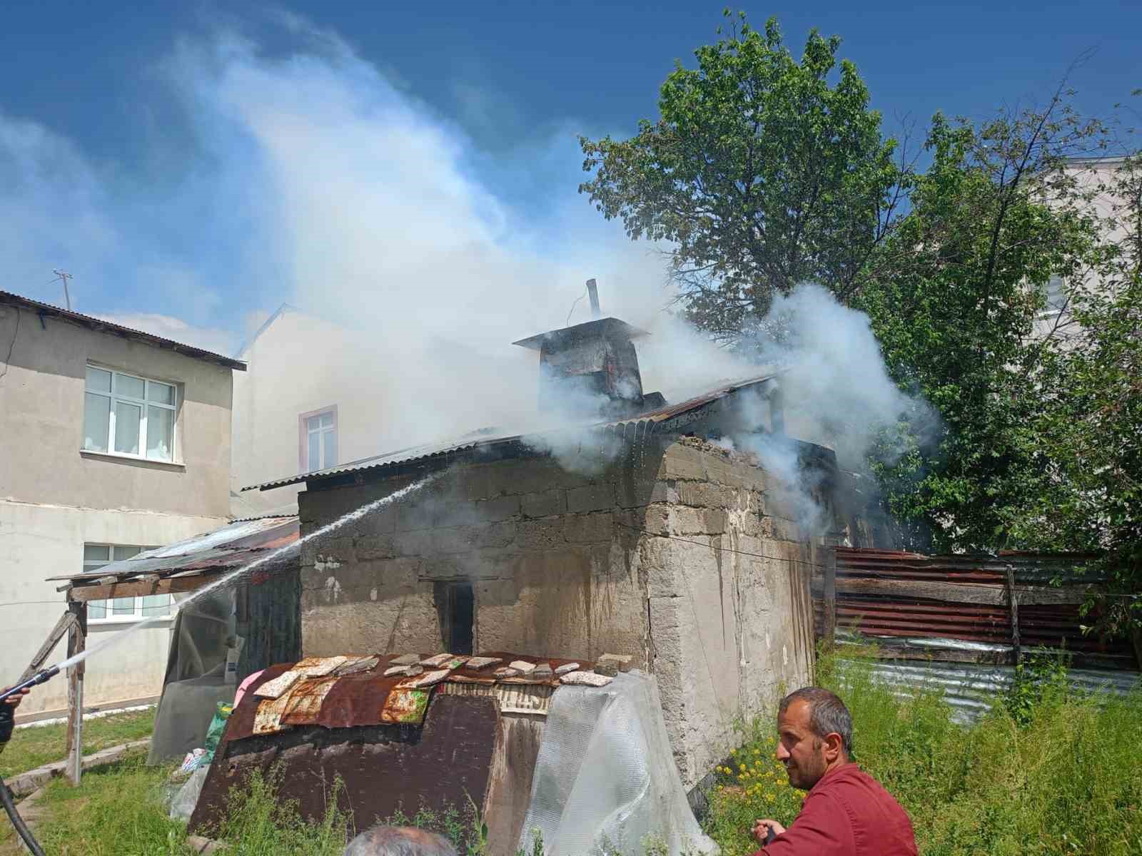 Aşkale’de tandır evinde yangın paniği