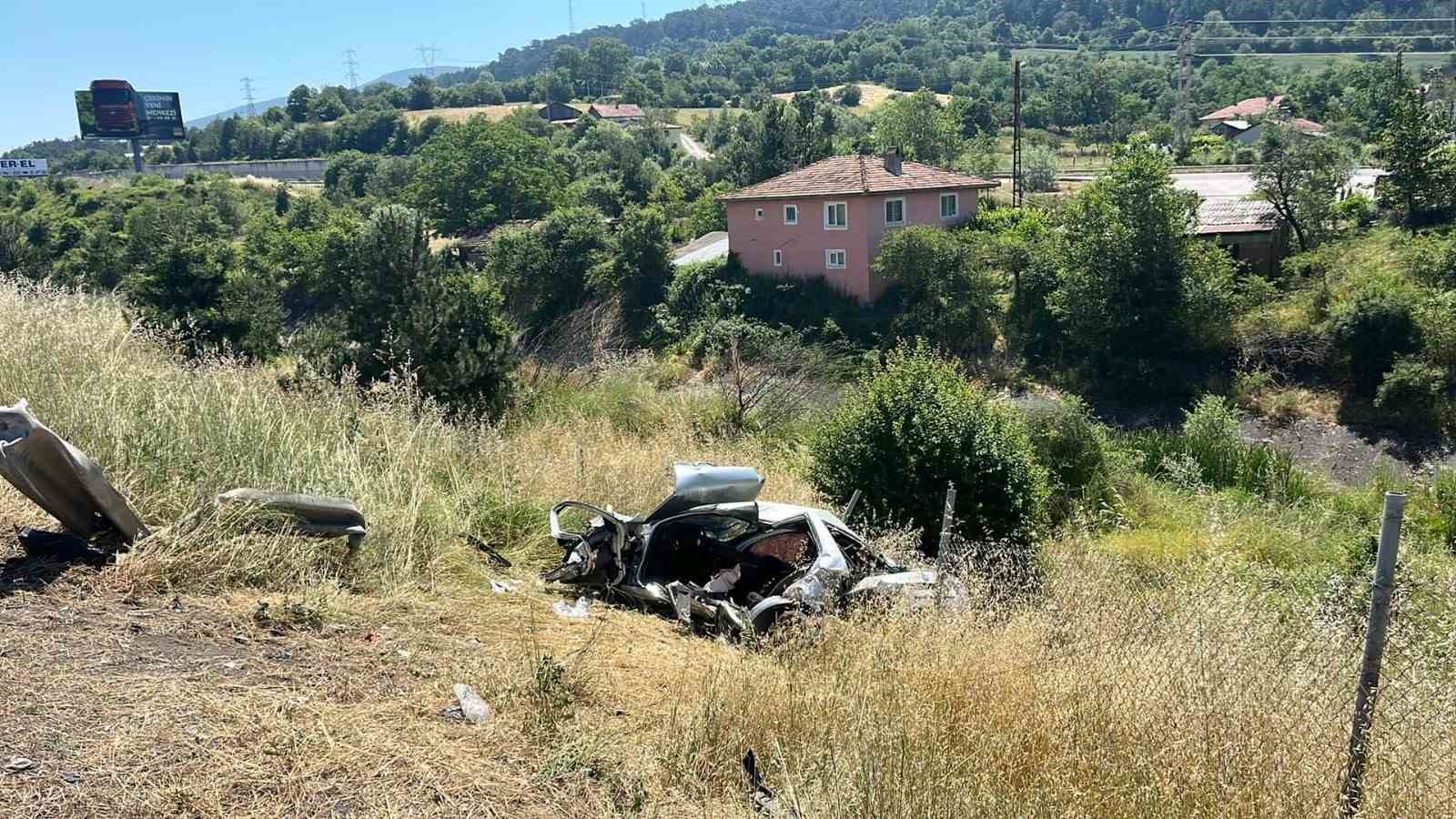 TEM Otoyolu'nda otomobil şarampole devrildi: 1 ölü, 3 yaralı