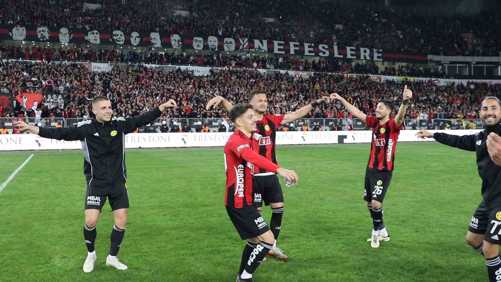 Eskişehirspor turu çiftetelliyle kutladı