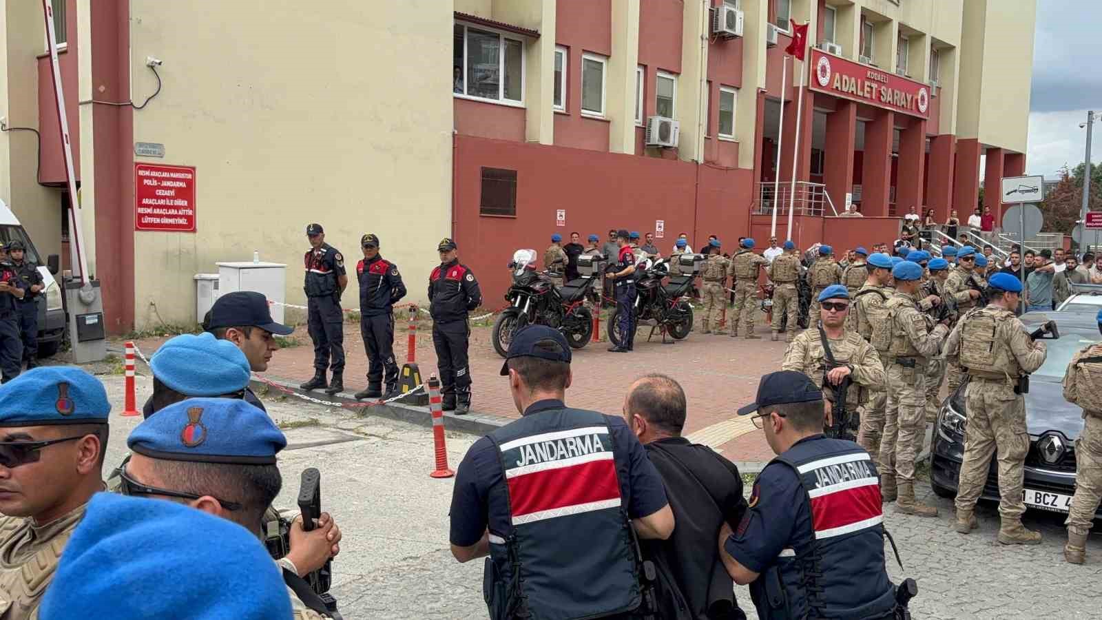 Kocaeli’de rüşvet ve tefecilik operasyonunda gözaltına alınan şüpheliler adliyede