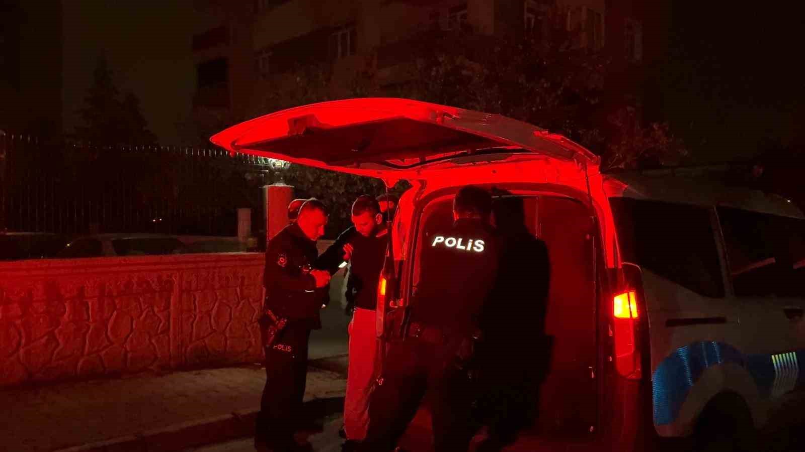 KAYSERİ’NİN MELİKGAZİ İLÇESİNDE POLİS EKİPLERİNİN ‘DUR’ İHTARINA UYMAYAN SÜRÜCÜ KOVALAMACA SONUCU YAKALANDI. EKİPLERE ZOR ANLAR YAŞATAN VE MUKAVEMET GÖSTEREN SÜRÜCÜ POLİS OTOSUNDA KAFES KISMINA BİNMEMEKTE DİRENEREK, ‘BAŞIMI EĞEMEZSİNİZ’ DEDİ. ALKOL TESTİNİ REDDEDEN SÜRÜCÜYE 360 BİN TL İDARİ PARA CEZASI YAZILDI.