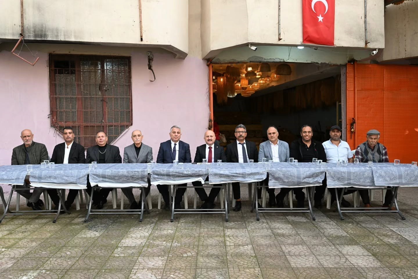 AYDIN’IN GELENEKSEL HASIR VE SEPET İŞÇİLİĞİYLE TANINAN ILICABAŞI MAHALLESİ’NDE ÜRETİM GELENEĞİ SÜRERKEN, VALİ DR. OSMAN VAROL MAHALLEYİ ZİYARET EDEREK HEM VATANDAŞLARLA BİR ARAYA GELDİ HEM DE SEPET İMALATINI YERİNDE İNCELEDİ.