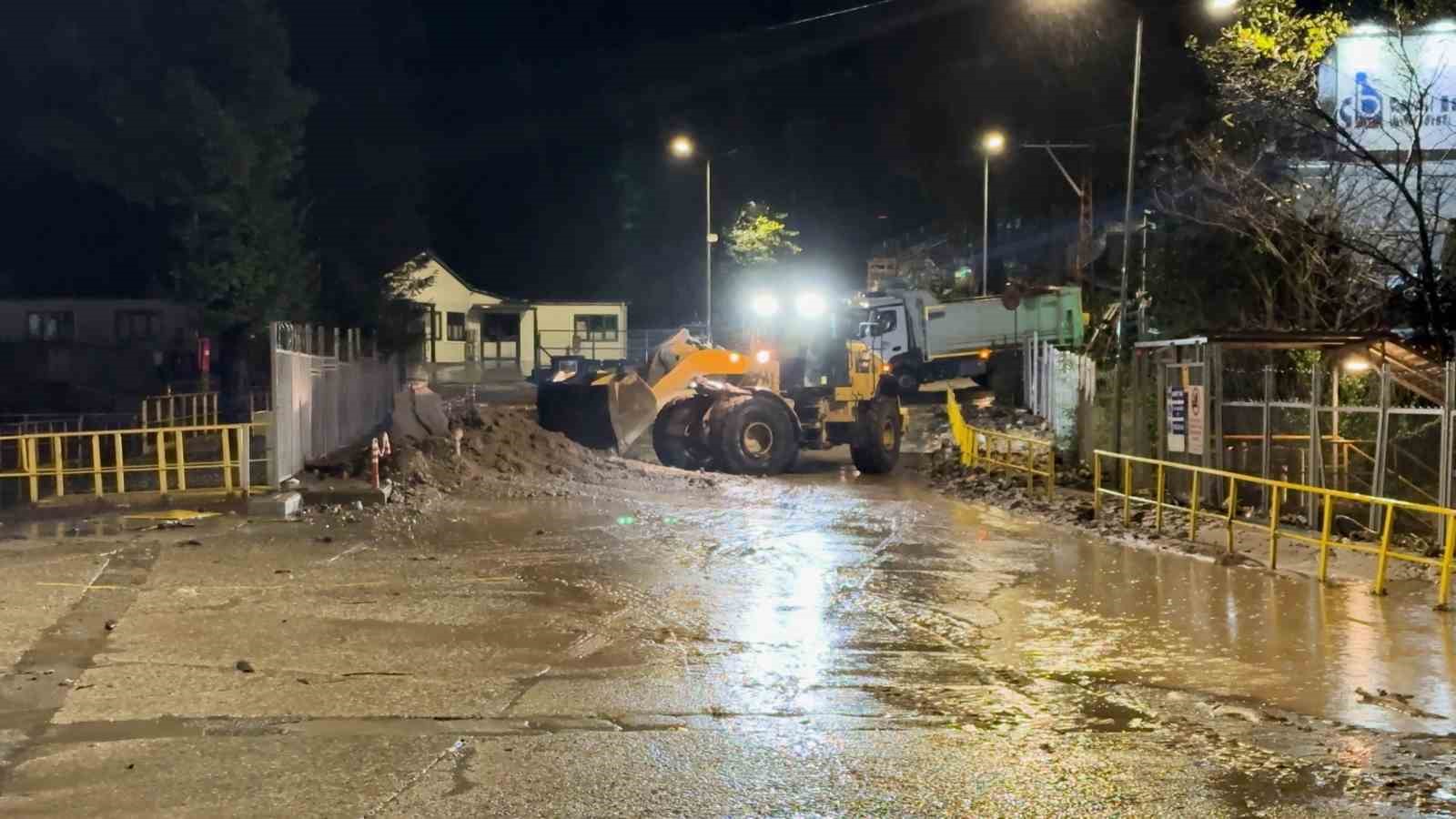 RİZE'NİN ÇAYELİ İLÇESİNE BAĞLI MADENLİ BELDESİ'NDE ETKİLİ OLAN ŞİDDETLİ SAĞANAK YAĞIŞ ÜÇ MAHALLEDE HAYATI OLUMSUZ ETKİLEDİ