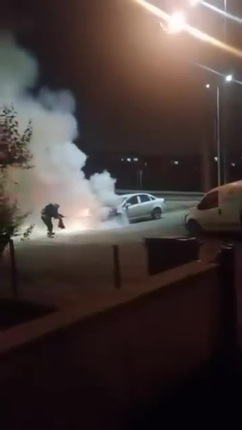 KOCAELİ’NİN KÖRFEZ İLÇESİNDE ALEVLERE TESLİM OLAN OTOMOBİL İTFAİYE EKİPLERİ TARAFINDAN SÖNDÜRÜLÜRKEN,  ARAÇTA MADDİ HASAR MEYDANA GELDİ.