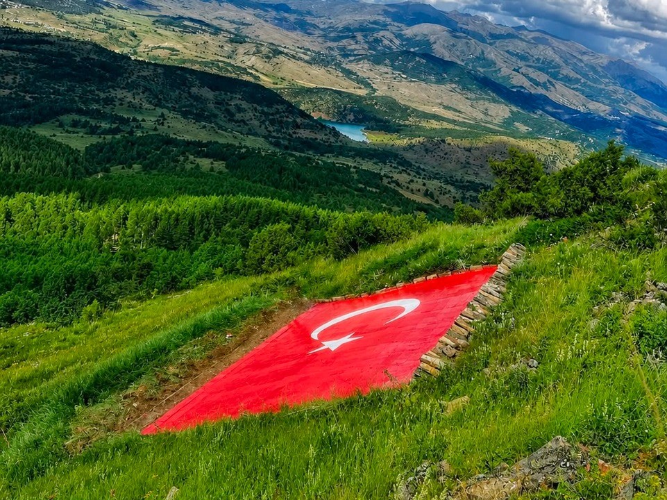 Kelkit Vadisi'nin simgesi dev Türk bayrağı yenilendi