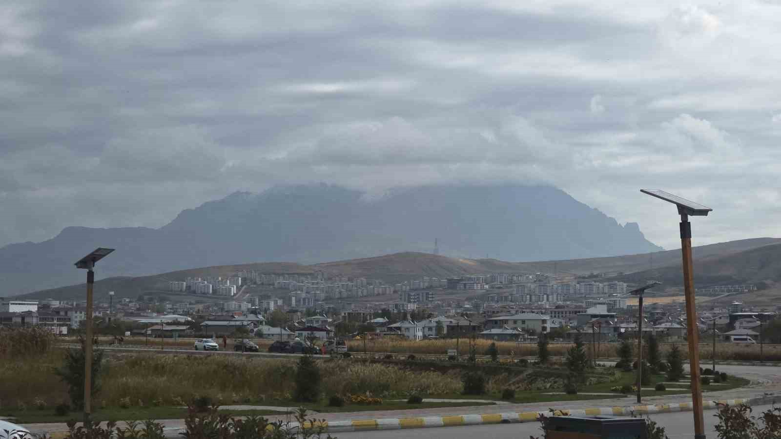 VAN'DA MEVSİMİN İLK KAR YAĞIŞIYLA BEYAZA BÜRÜNEN EREK DAĞI VE ARTOS DAĞI, VAN GÖLÜ'NÜN MAVİ SULARIYLA BİRLEŞİNCE ORTAYA KARTPOSTALLIK GÖRÜNTÜLER ÇIKTI.