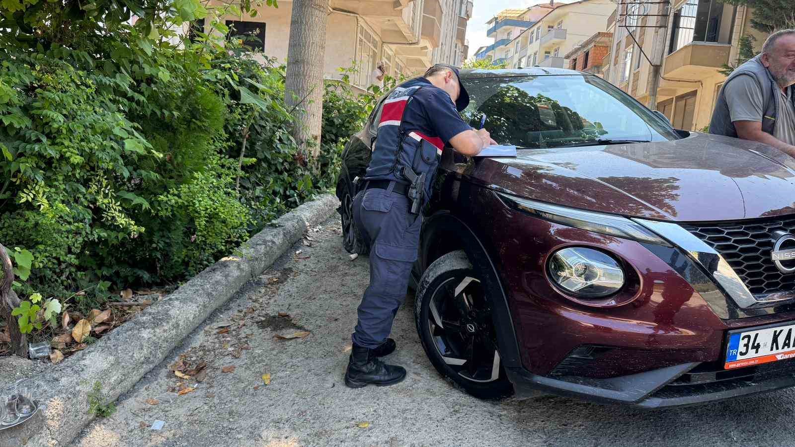 Geri kayan otomobil ağaca çarpı: 3 yaralı