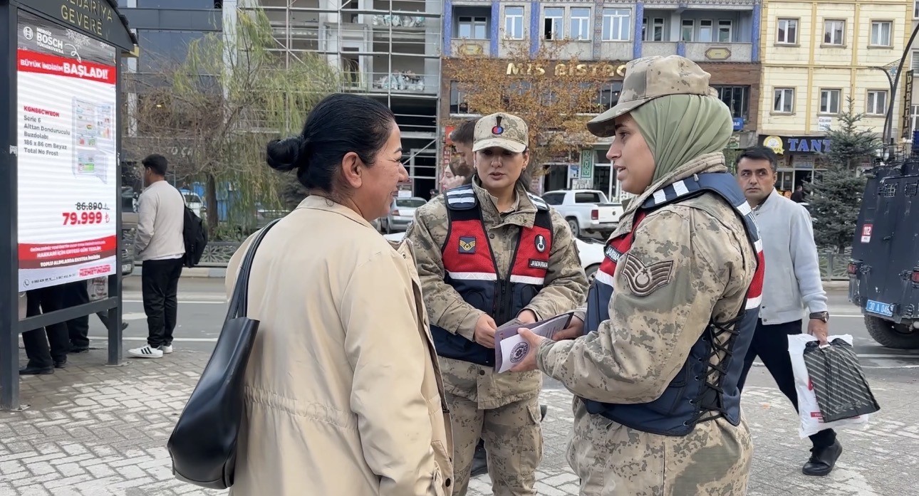HAKKARİ'NİN YÜKSEKOVA İLÇESİNDE JANDARMA, POLİS VE AİLE VE SOSYAL HİZMETLER MÜDÜRLÜĞÜ EKİPLERİ, KADINA YÖNELİK ŞİDDETLE MÜCADELE KAPSAMINDA VATANDAŞLARI KADIN ACİL DESTEK UYGULAMASI (KADES) HAKKINDA BİLGİLENDİRDİ.