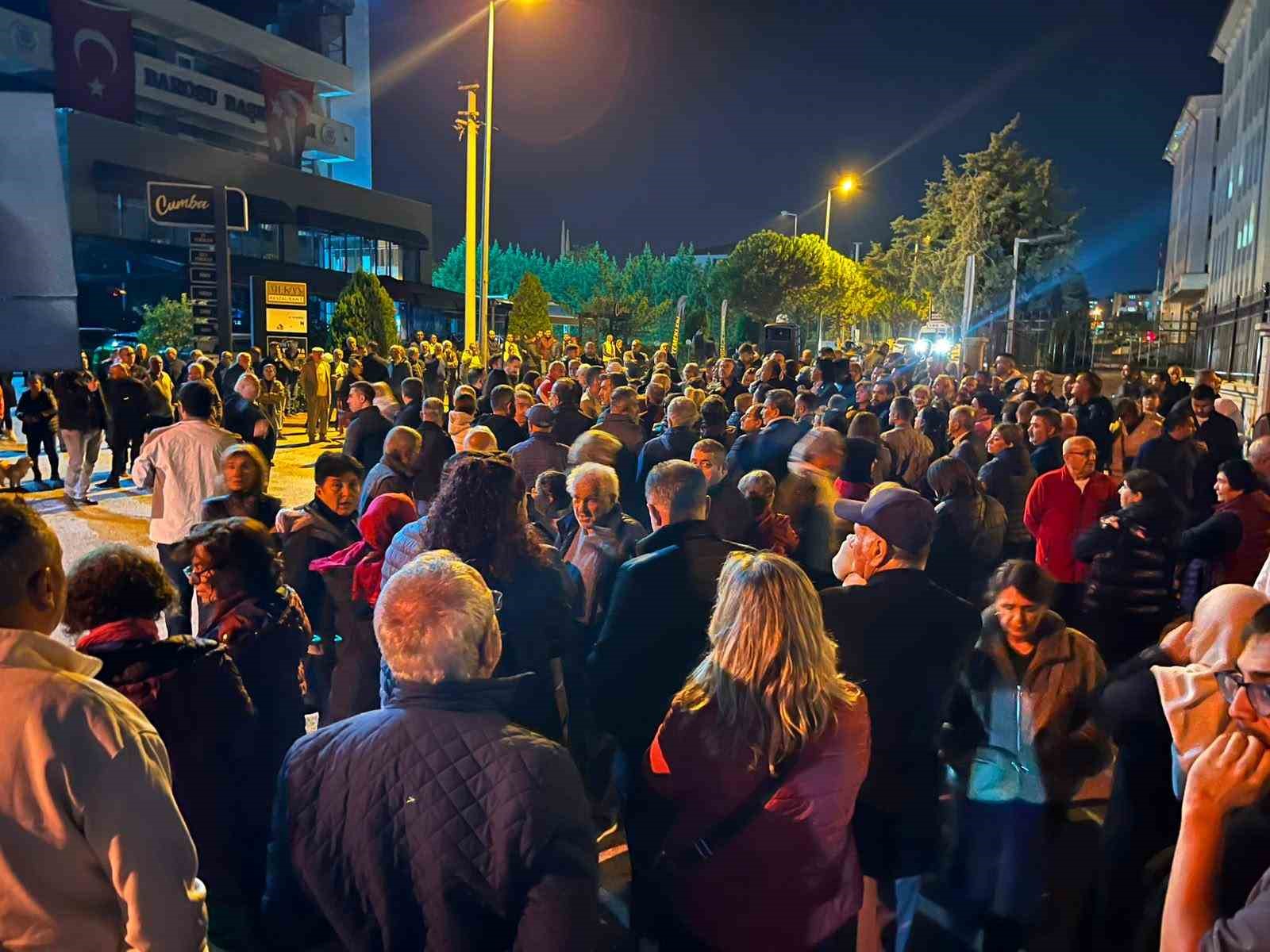 MERKEZEFENDİ BELEDİYESİ’NE YÖNELİK YÜRÜTÜLEN SORUŞTURMA KAPSAMINDA GÖZALTINA ALINAN VE ARDINDAN TUTUKLAMA TALEBİYLE MAHKEMEYE SEVK EDİLEN BELEDİYE BAŞKANI ŞENİZ DOĞAN’A DESTEK VERMEK AMACIYLA YENİ PARTİLİ VATANDAŞLAR ADLİYE BİNASI ÖNÜNDE TOPLANDI.