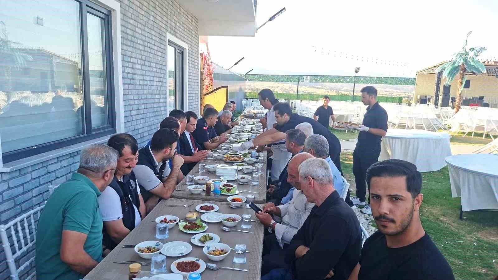 Hisarcık'ta köy muhtarları birlik beraberlik yemeğinde bir araya geldi