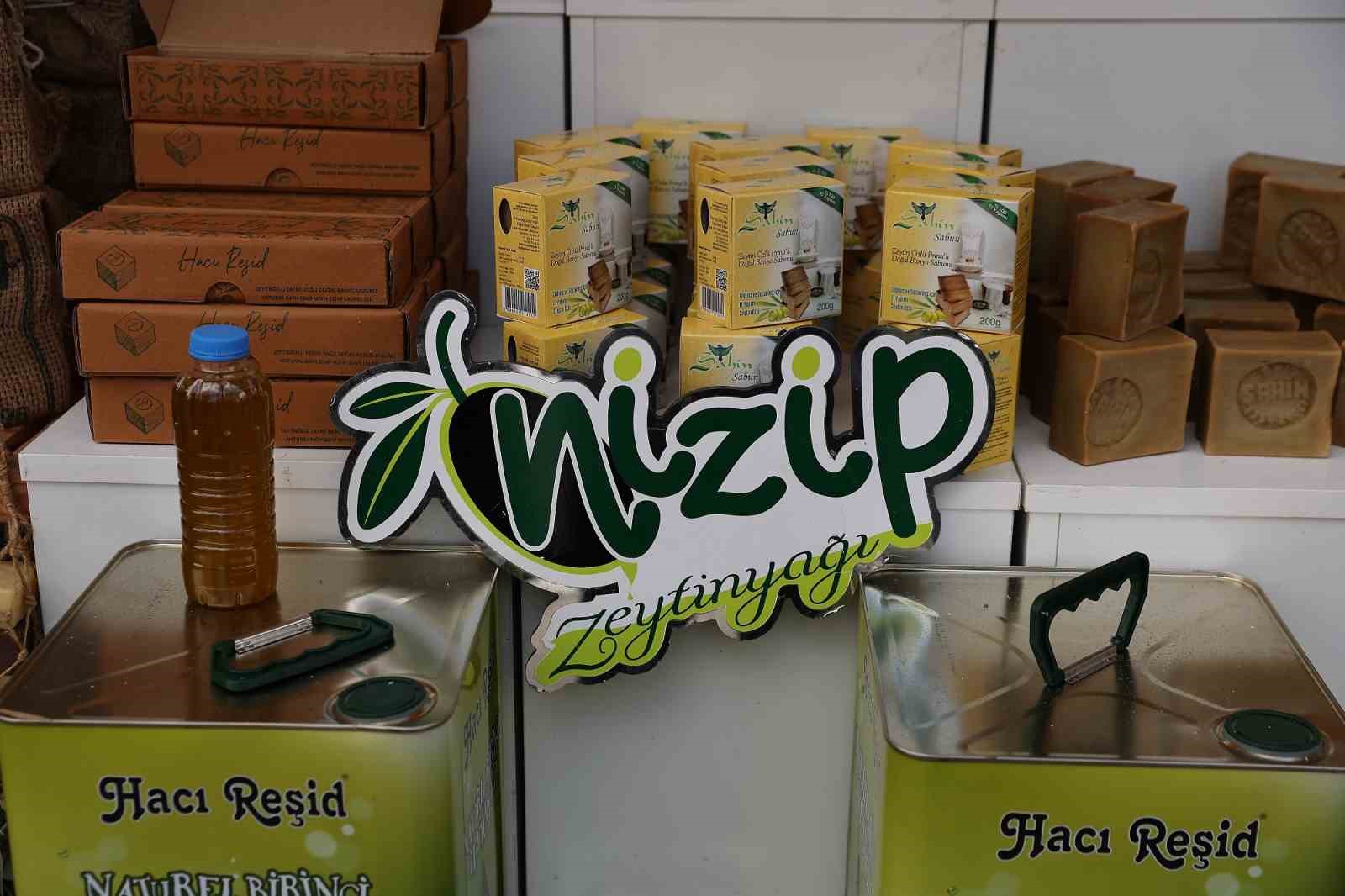 GAZİANTEP BÜYÜKŞEHİR BELEDİYE BAŞKANI FATMA ŞAHİN, NİZİP’İN İLÇE OLUŞUNUN 100. YIL DÖNÜMÜ COŞKUSUYLA BİRLEŞEN 3. NİZİP ZEYTİN FESTİVALİ'NDE YAPTIĞI KONUŞMADA, İLÇEYE KAZANDIRILACAK YENİ PROJELERİN MÜJDESİNİ VEREREK, "BİZ NİZİP İÇİN NE SÖZ VERDİYSEK YAPTIK, YAPMAYA DA DEVAM EDECEĞİZ. FISTIKÇILAR ÇARŞISI'NIN ARDINDAN ŞİMDİ DE NİZİP'E YAKIŞIR YENİ ZEYTİN VE FISTIK HALİNİ KURUYORUZ. SANAYİ VE TEKNOLOJİ BAKANLIĞIMIZIN ONAYIYLA NİZİP ÇAYI İÇİN DÜNYANIN EN BÜYÜK İKİNCİ ARITMA TESİSİNİ HAYATA GEÇİRİYORUZ" DEDİ.