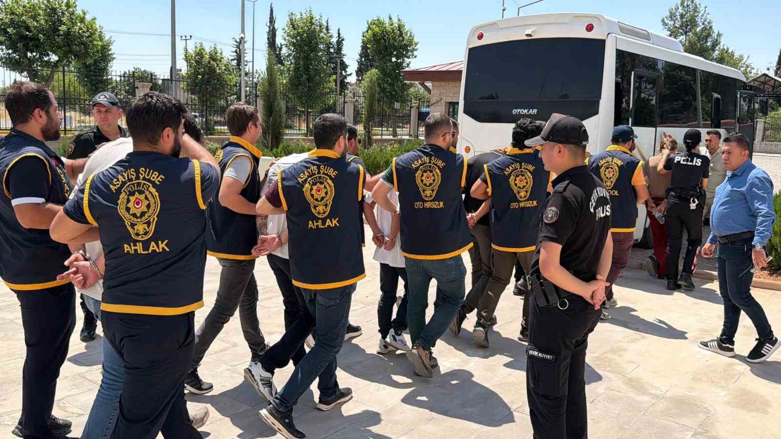 Operasyonla yakalanan sahte bankacılar tutuklandı