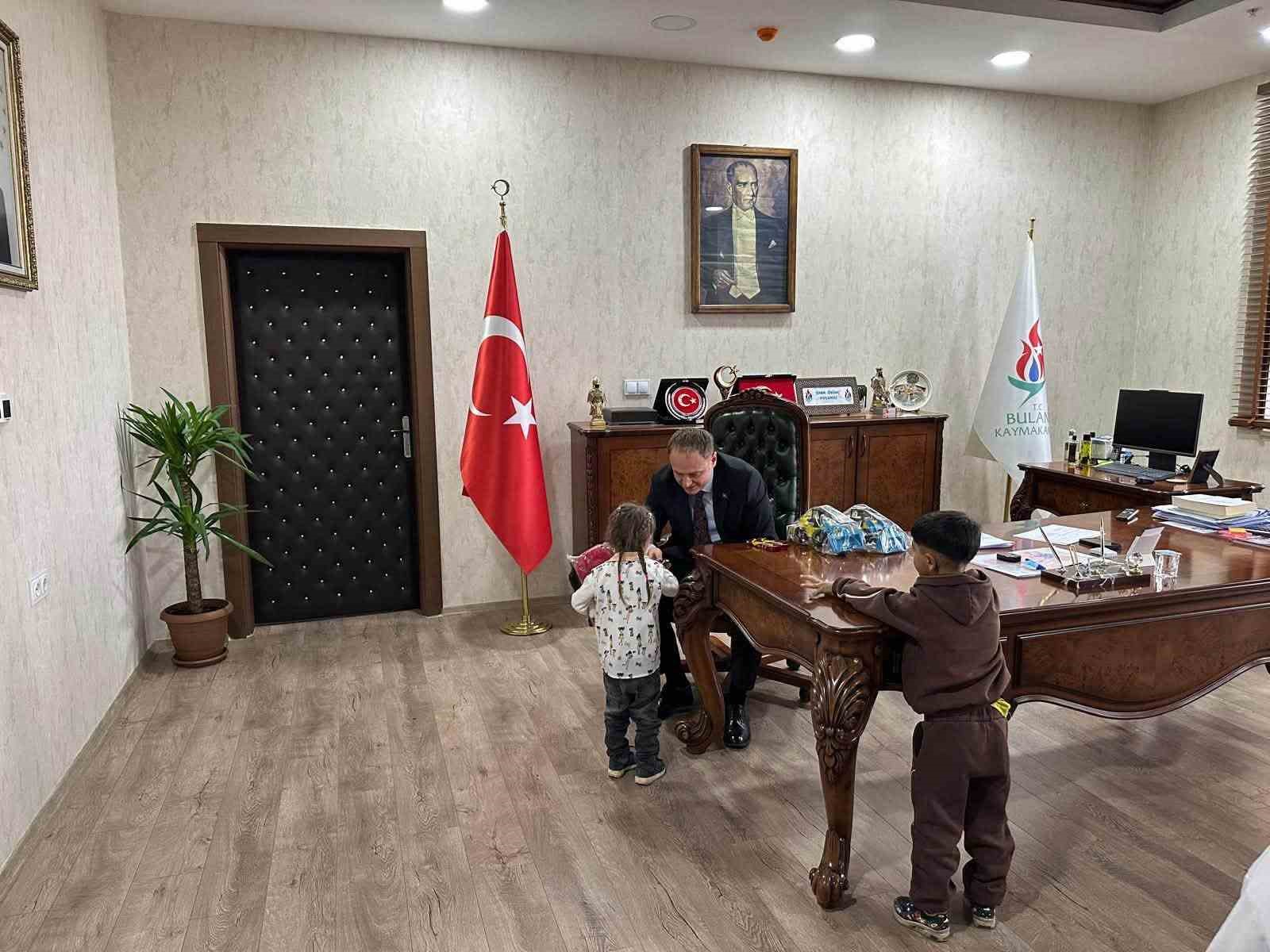 MUŞ'UN BULANIK KAYMAKAMI ÖMER ÖVÜNÇ KOŞANSU, GELENEKSEL HALE GETİRDİĞİ "HALK GÜNÜ" TOPLANTILARI KAPSAMINDA VATANDAŞLARLA BİR ARAYA GELEREK TALEP VE ÖNERİLERİNİ DİNLEDİ.