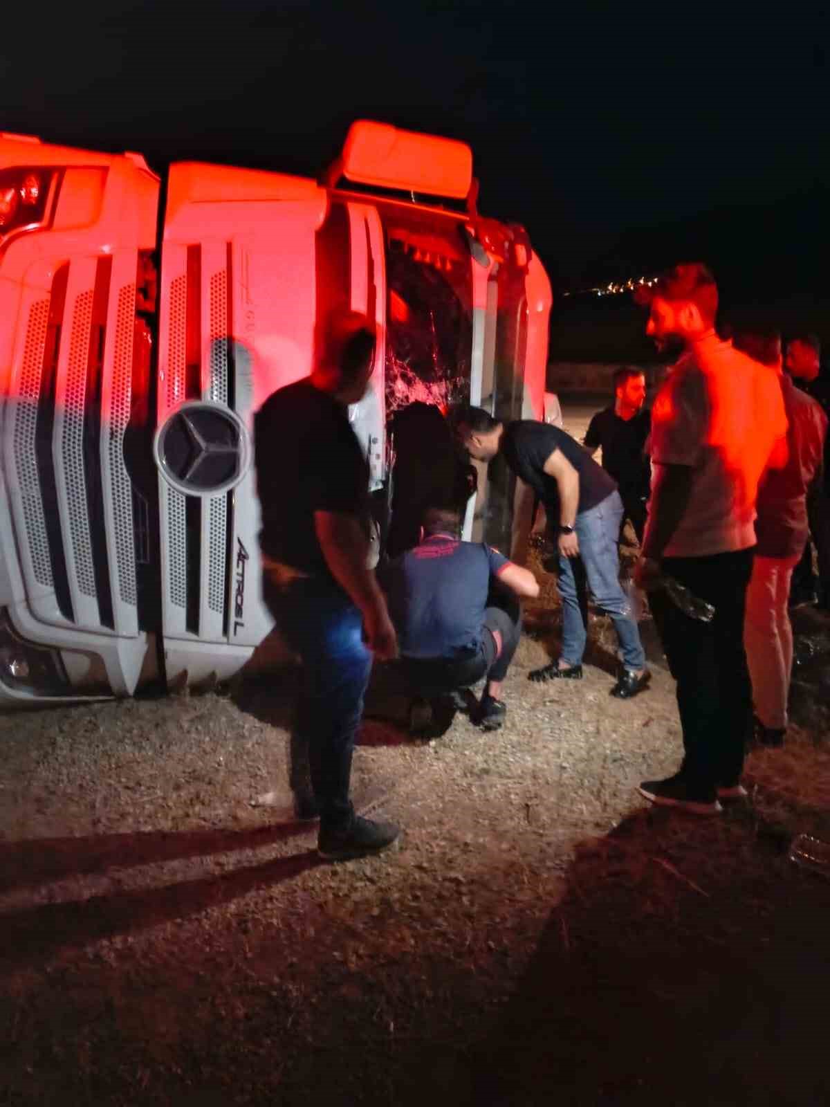 Siirt’te tır devrildi: 3 yaralı
