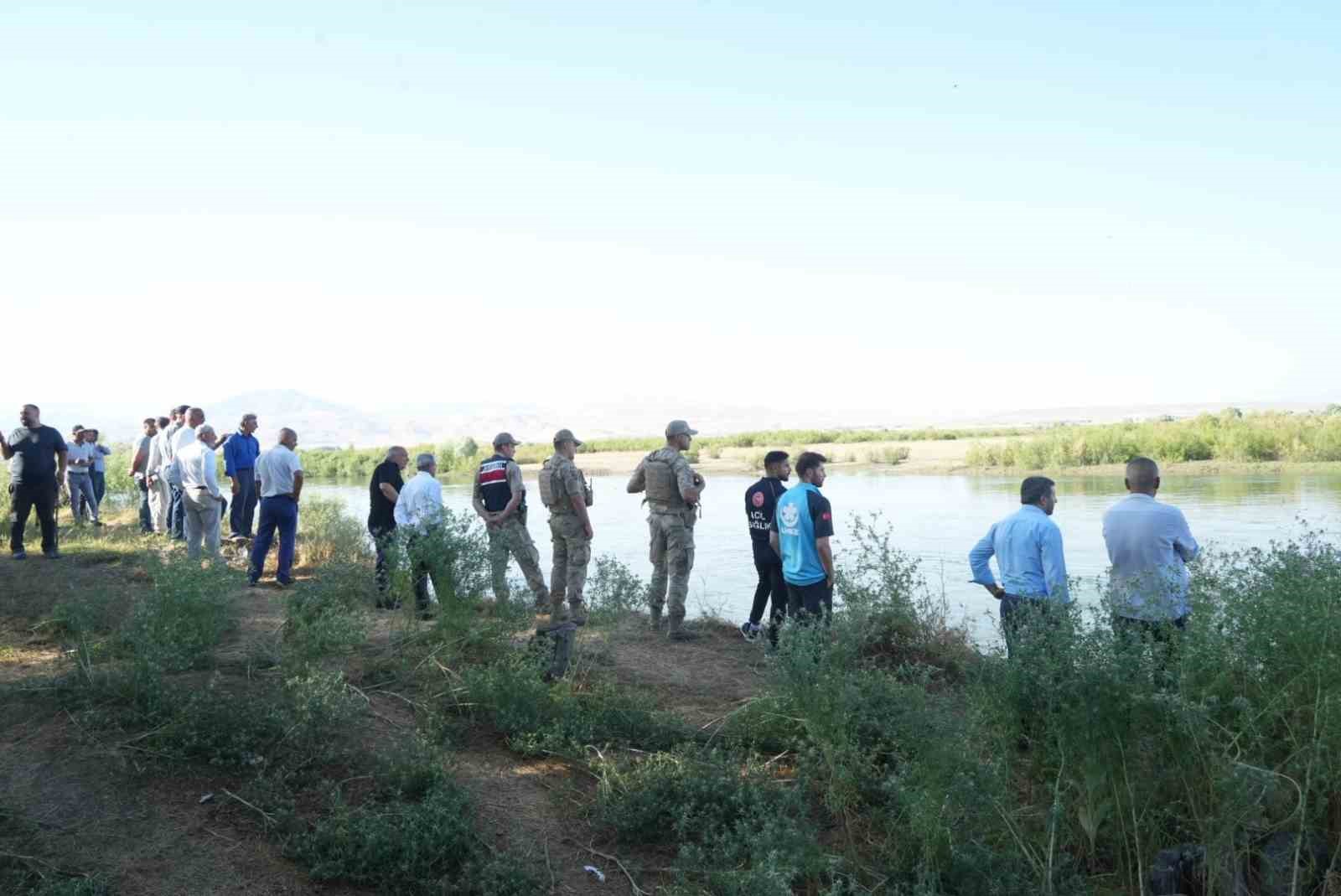 Muş'ta nehre düşen 10 yaşındaki çocuk için arama çalışması başlatıldı