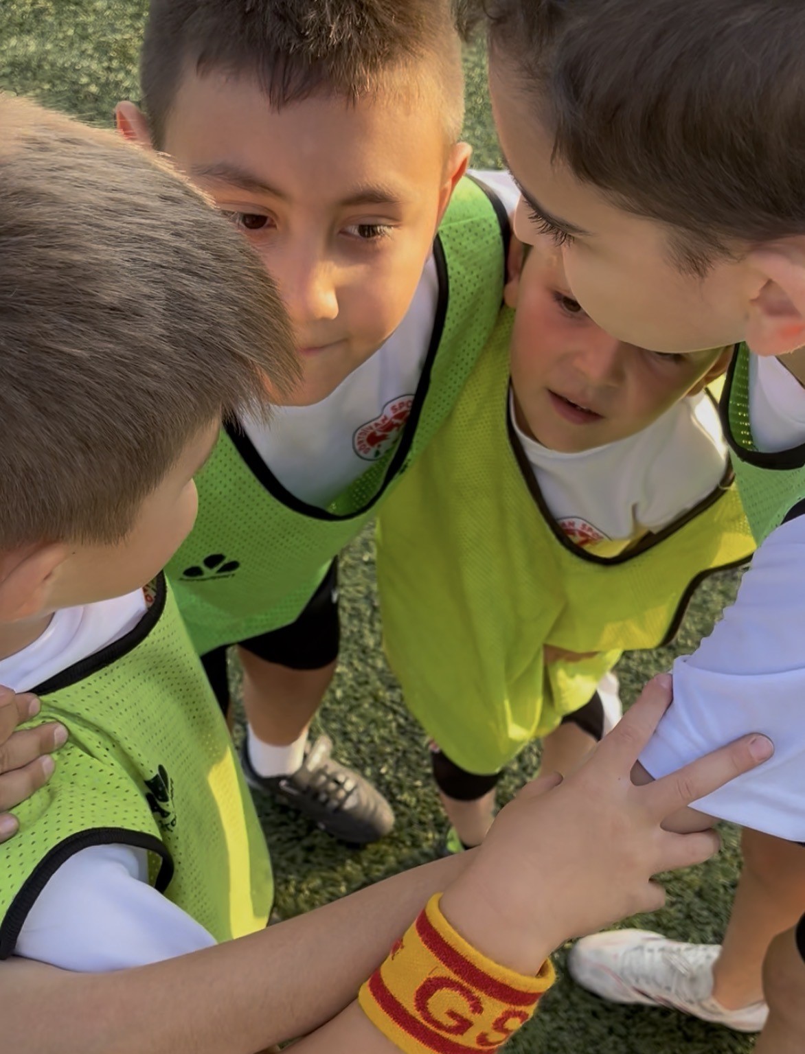 Bolu’da miniklerin futbol taktiği güldürdü: Sağ kanadı paylaşamadılar