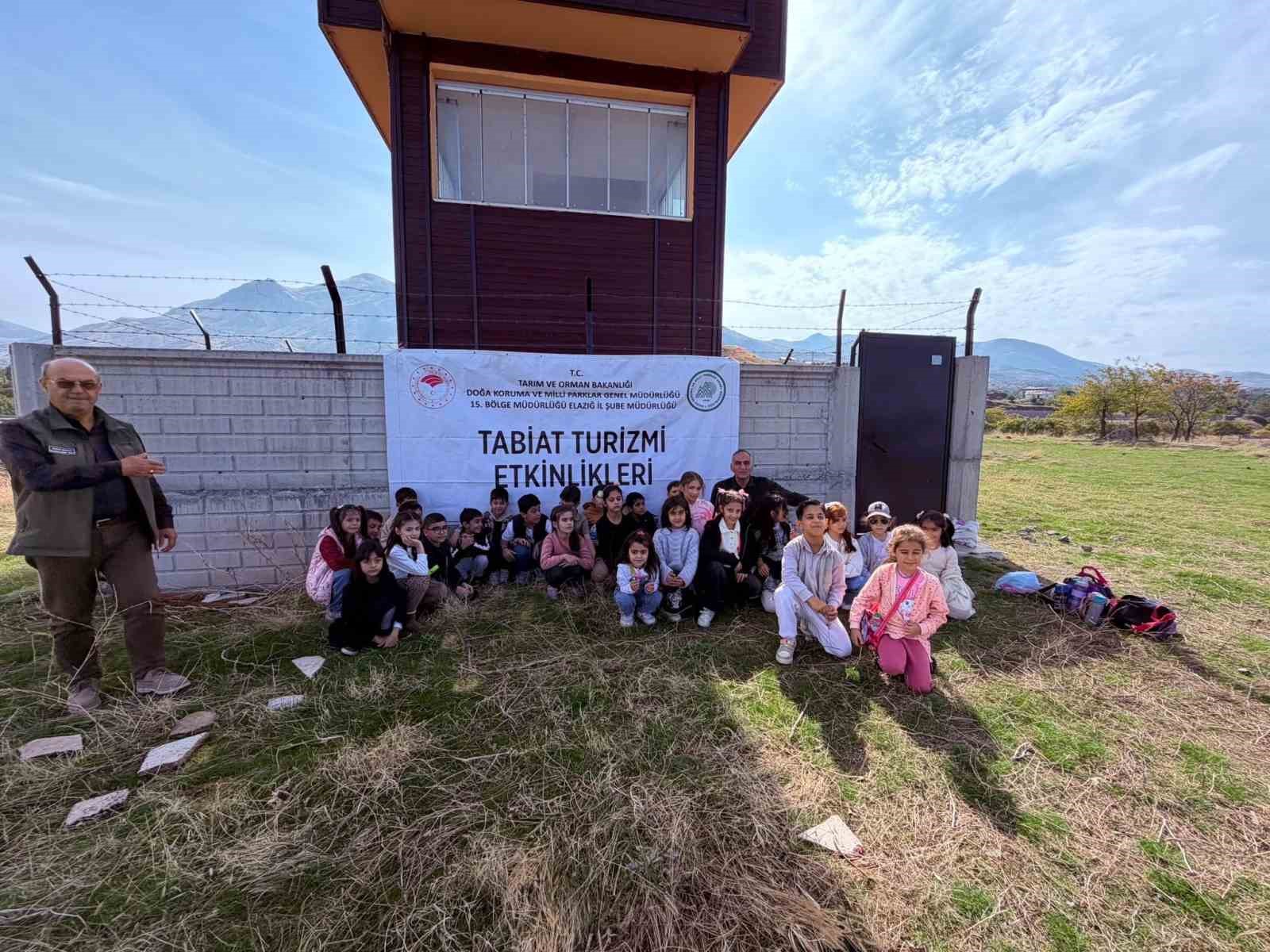 İSMETPAŞA İLKOKULU ÖĞRENCİLERİ, İÇME KÖYÜNDEKİ KUŞ GÖZLEM KULESİ'NDE DÜZENLENEN TABİAT EĞİTİMİ VE KUŞ GÖZLEMCİLİĞİ ETKİNLİĞİNE KATILDI