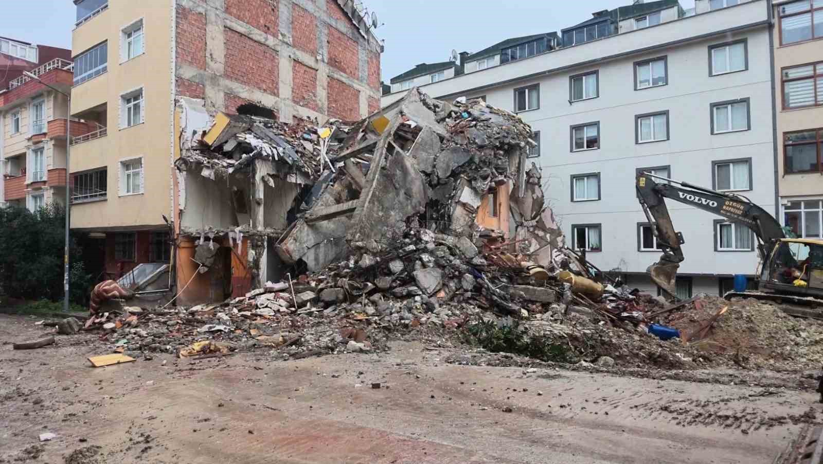 İSTANBUL AVCILAR’DA KENTSEL DÖNÜŞÜM KAPSAMINDA YIKIMI YAPILAN 4 KATLI BİNA, ANİDEN ÇÖKEREK BİTİŞİKTEKİ EVİN SALON DUVARINI YIKTI. O SIRADA EVDE KİMSENİN BULUNMAMASI OLASI BİR FACİAYI ÖNLERKEN, YAŞANANLAR CEP TELEFONU KAMERASINA YANSIDI.