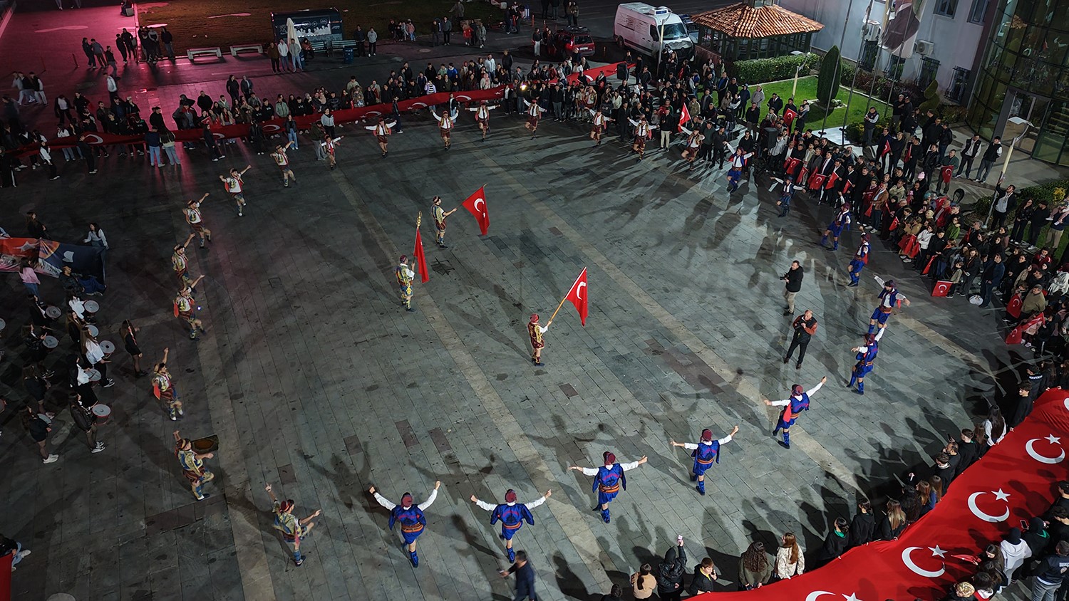 MANİSA’NIN KULA İLÇESİNDE, 29 EKİM CUMHURİYET BAYRAMI KUTLAMALARI KAPSAMINDA DÜZENLENEN FENER ALAYI VE YAREN GÖSTERİLERİ, VATANDAŞLARIN YOĞUN KATILIMIYLA GERÇEKLEŞTİRİLDİ.