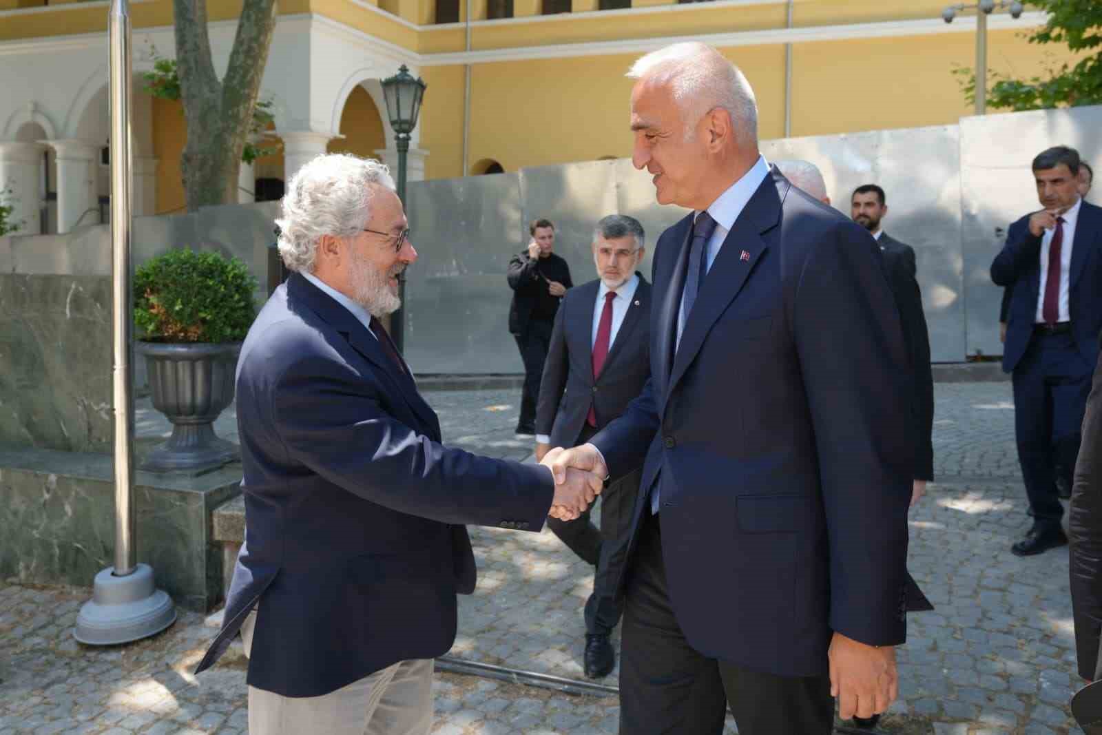 Bakan Ersoy, İslam Kültür, Sanat ve Tarih Araştırma Merkezi'nin çalışmalarını inceledi