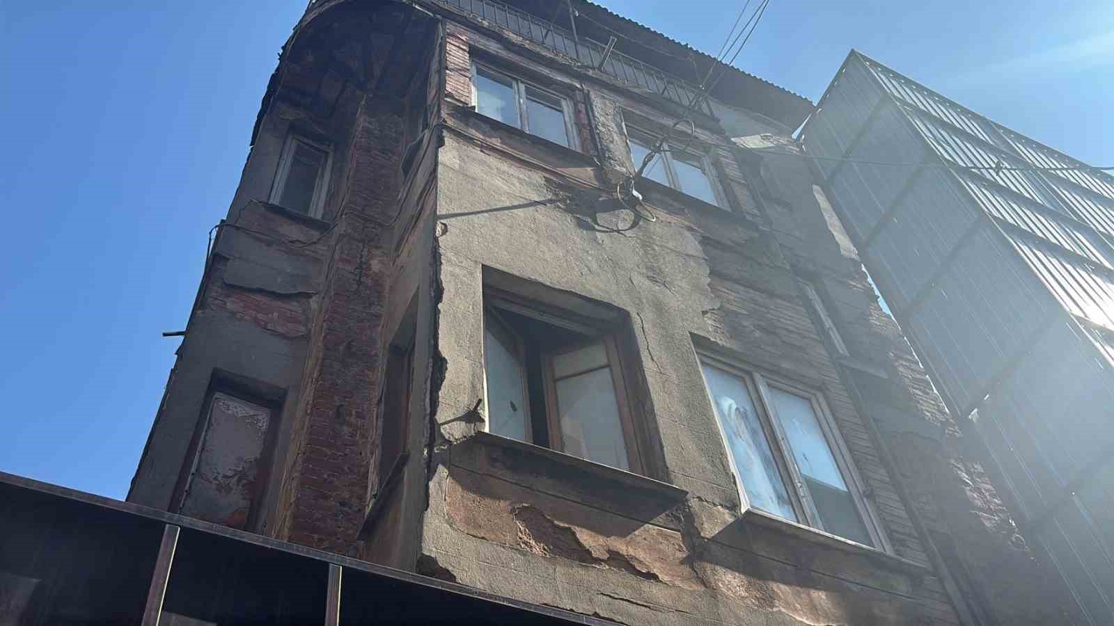 Beyoğlu’nda binadan kötü koku geliyor diye polisi aradı, ihbarcı komşu katili çıktı