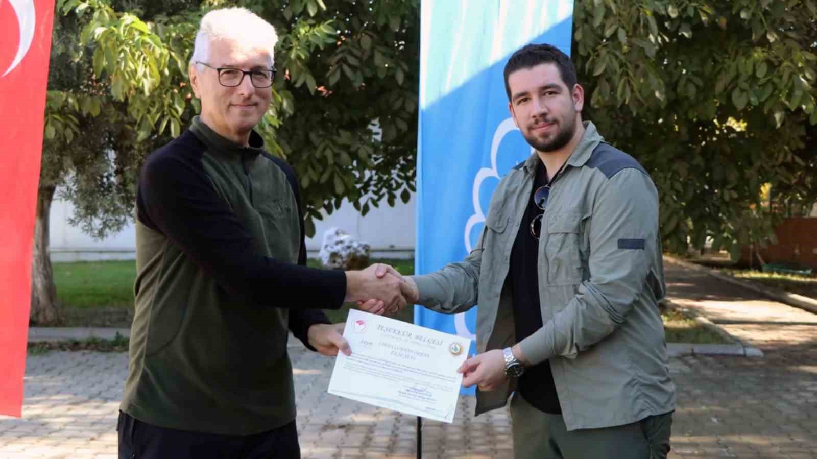 MUĞLA BÖLGE SİNDE ORMAN YANGINLARI İLE MÜCADELE KAPSAMINDA GÖREV YAPAN VE 31 EKİM'DE GÖREVLERİ SONA ERECEK OLAN HELİKOPTER PİLOTLARI VE YARDIMCI PERSONELİNE TEŞEKKÜR BELGELERİ VERİLDİ.
