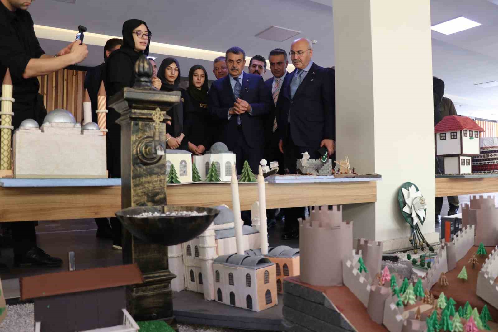 Milli Eğitim Bakanı Tekin: "YKS’ye giren bütün gençlerimize başarılar diliyorum"