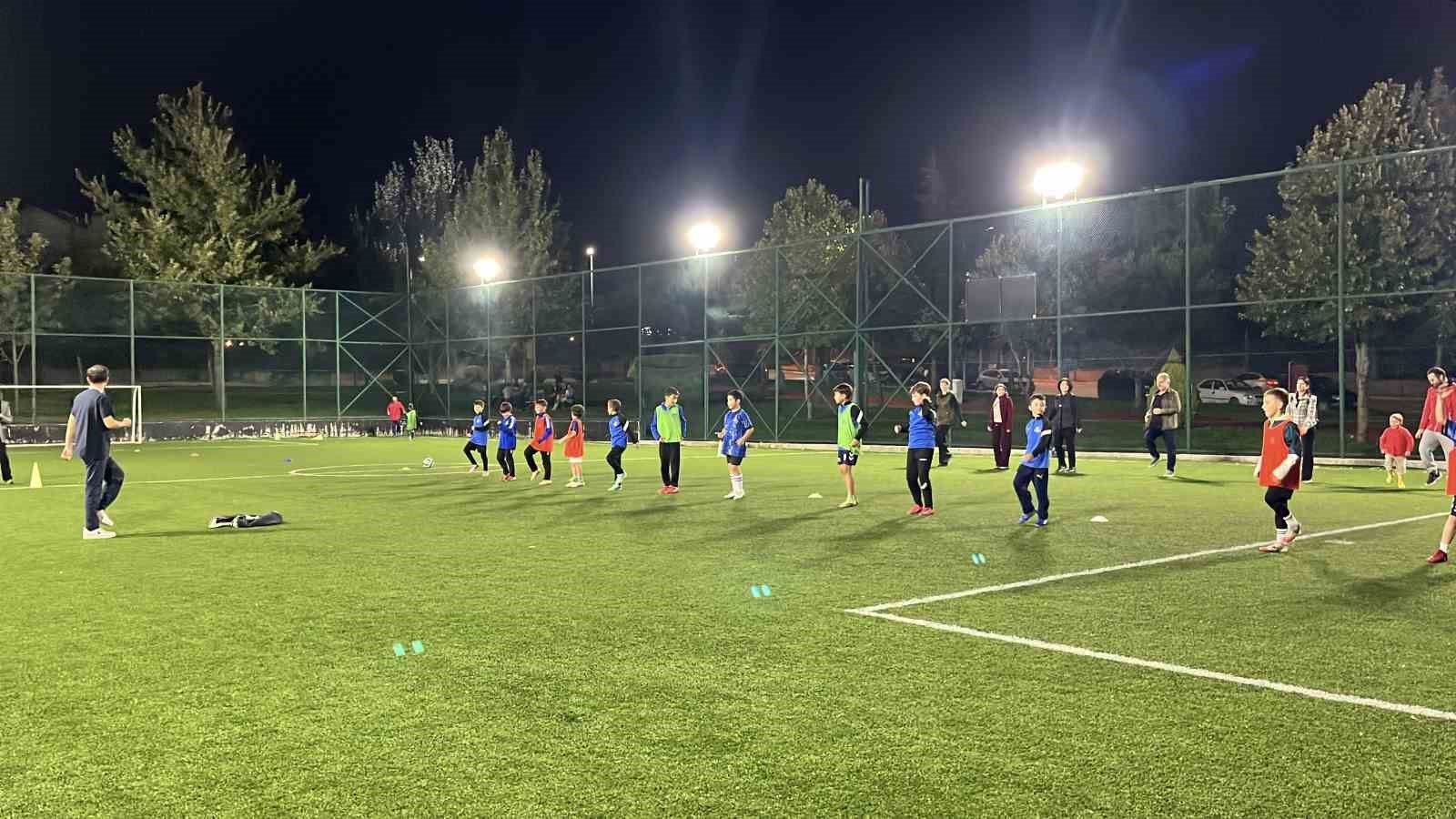 Çorum’da vatandaşlar parkta buluşup sağlıklı yaşam için egzersiz yaptı