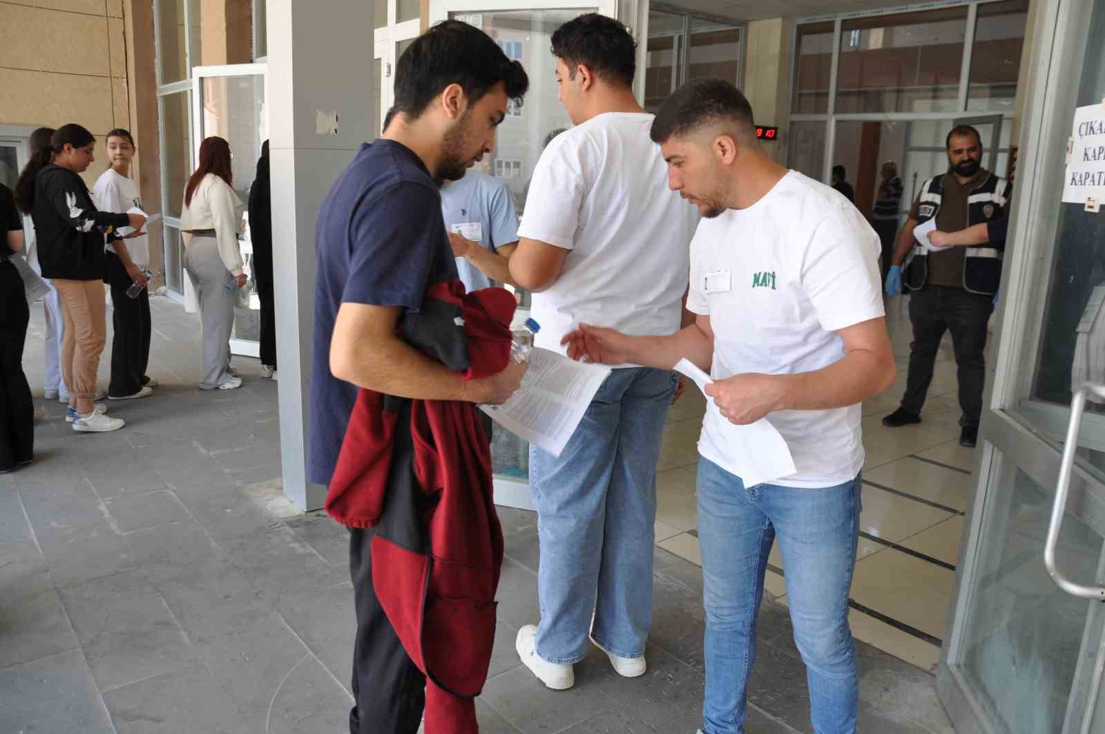 Kars’ta YKS heyecanı: Binlerce aday üniversite hayali için sınav merkezlerine akın etti