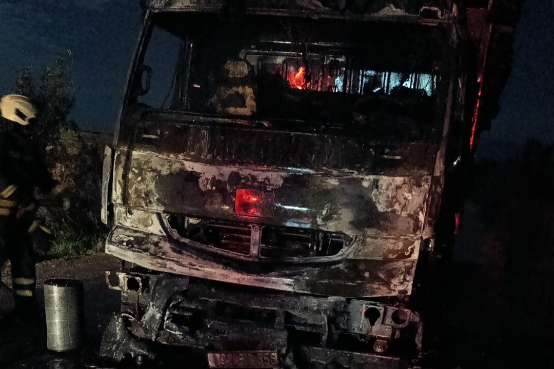 Vezirköprü’de Odun Yüklü Kamyonda Yangın Çıktı
