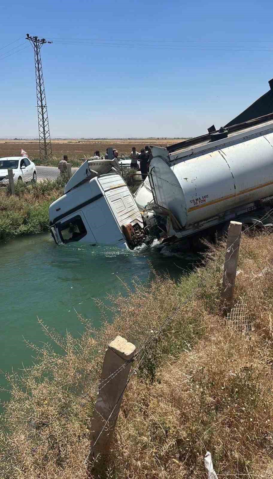 Şanlıurfa’da tanker ve kamyon sulama kanalına düştü: 2 yaralı